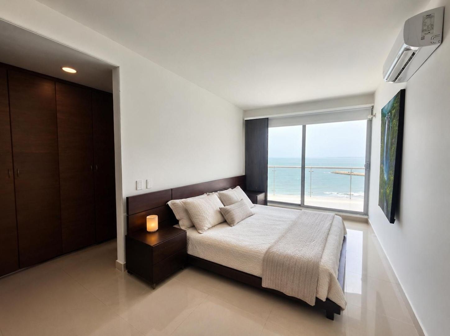 Oceanfront 2br With Balcony Near Walled Cartagena
