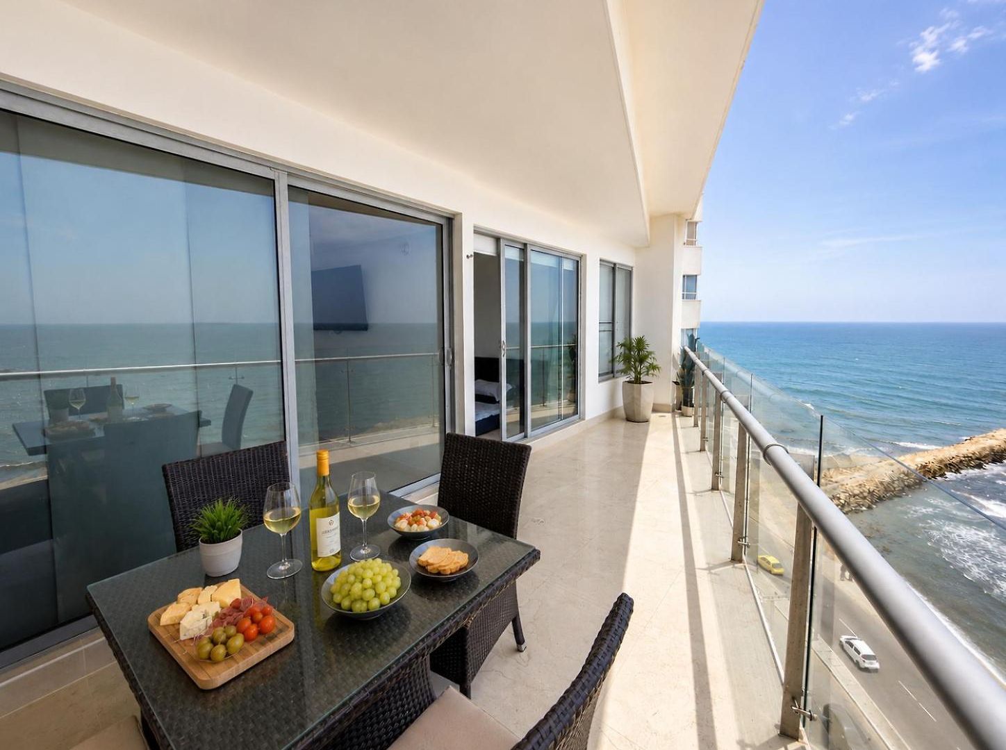 Oceanfront 2br With Balcony Near Walled