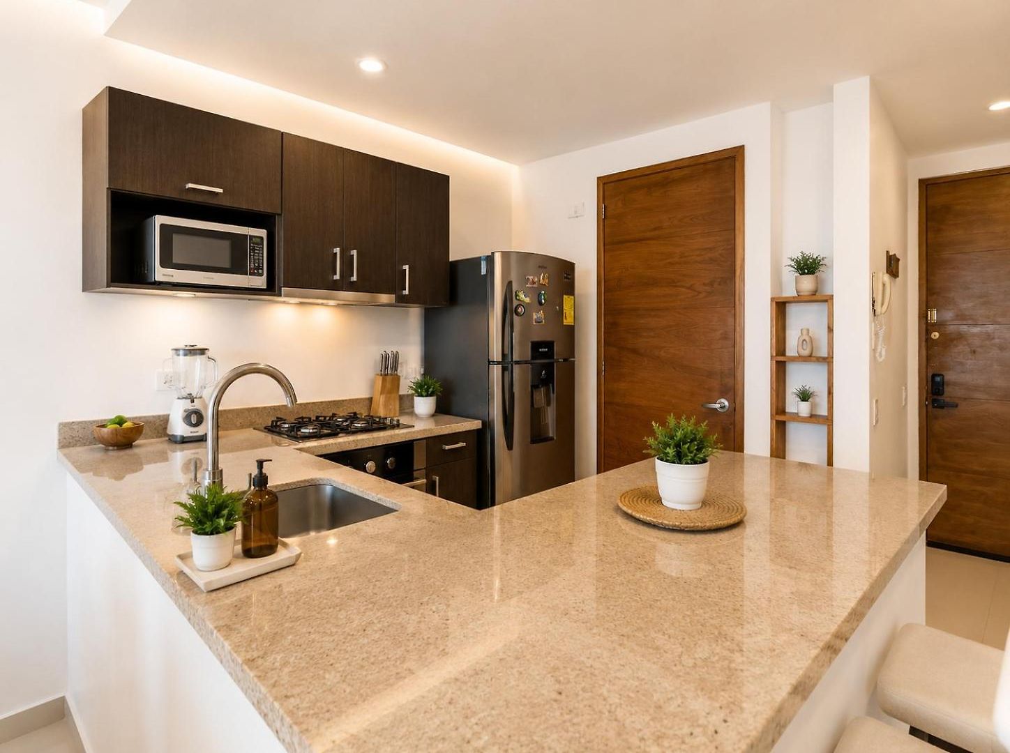 Oceanfront 2br With Balcony Near Walled *