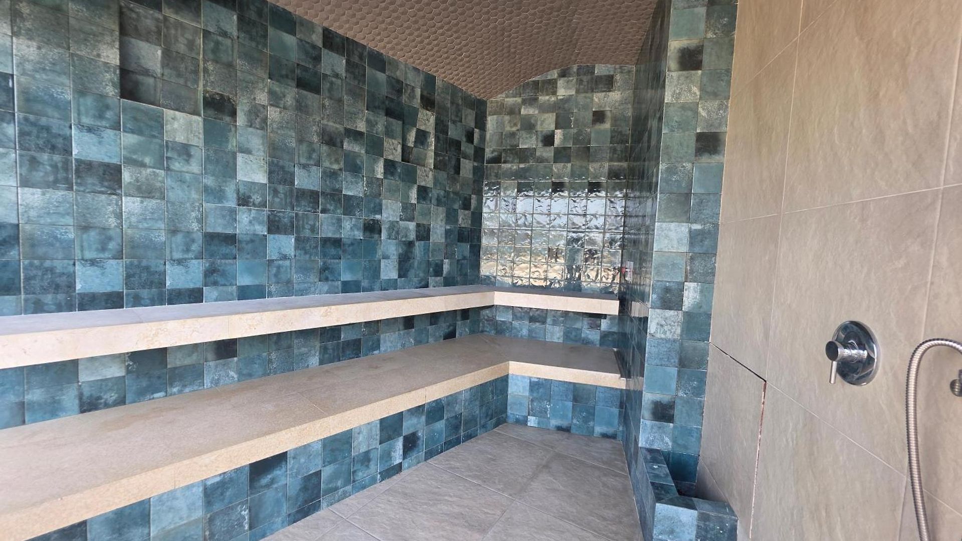 Oceanfront 2br With Balcony Near Walled Apartamento
