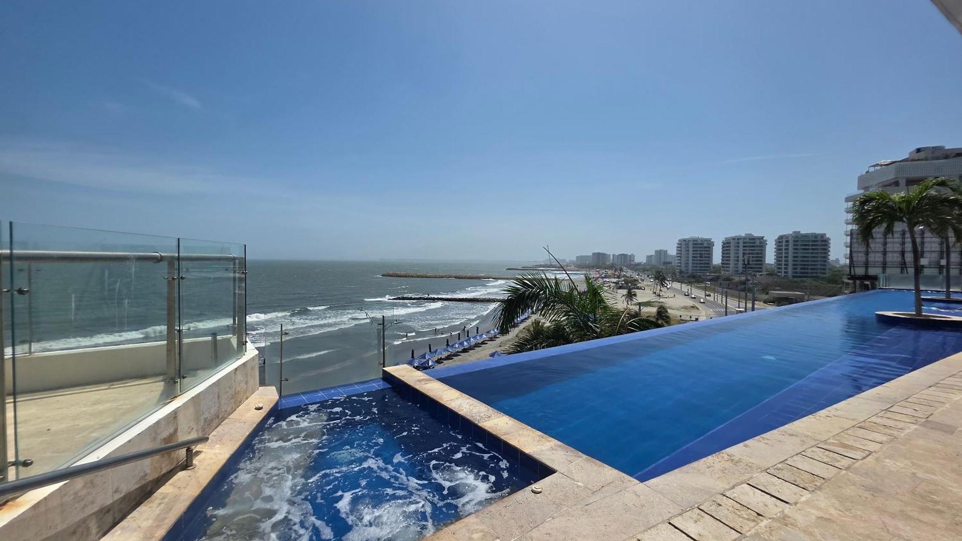 Oceanfront 2br With Balcony Near Walled Apartamento