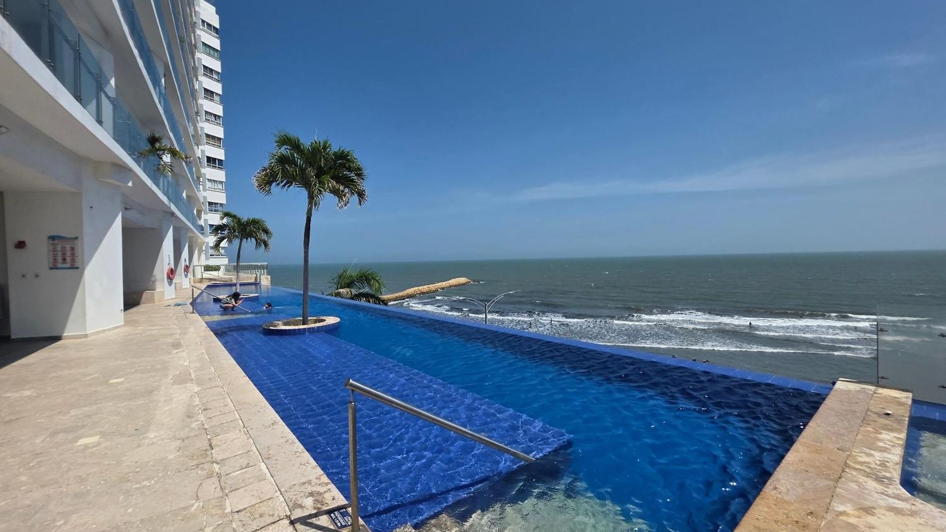 Oceanfront 2br With Balcony Near Walled Apartamento