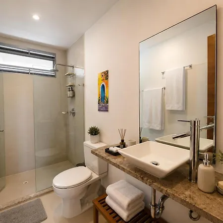 Oceanfront 2br With Balcony Near Walled Apartamento *