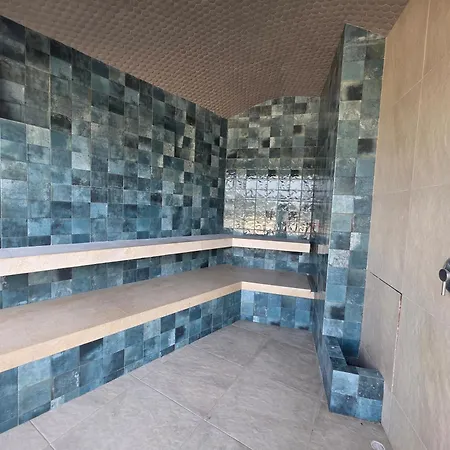 Oceanfront 2br With Balcony Near Walled Apartamento