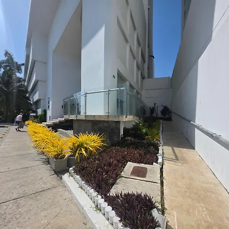 Oceanfront 2br With Balcony Near Walled Cartagena